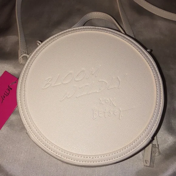 Betsey Johnson White Multi Round Kitsch  Daisy Flower Crossbody Bag NWT - Picture 8 of 16